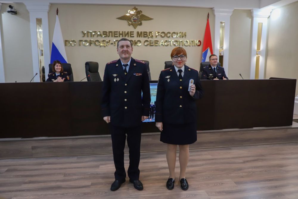 Врио начальника УМВД России по г. Севастополю полковник внутренней службы Руслан Камалетдинов вручил новые погоны сотрудникам ОВД, а также поздравил Управление наркоконтроля с профессиональным праздником Врио начальника УМВД России по г. Севастополю полковник внутренней службы Руслан Камалетдинов вручил новые погоны сотрудникам ОВД, а также поздравил Управление наркоконтроля с профессиональным праздником