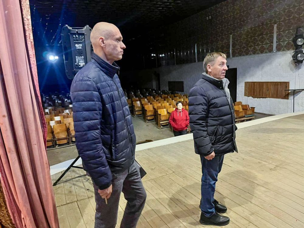 Юрий Гоцанюк: В селе Новониколаевка рассмотрим возможность замены аварийного козырька над крыльцом при входе в ДК, а также заменим прогнившие деревянные двери запасного выхода со сцены Юрий Гоцанюк: В селе Новониколаевка рассмотрим возможность замены аварийного козырька над крыльцом при входе в ДК, а также заменим прогнившие деревянные двери запасного выхода со сцены
