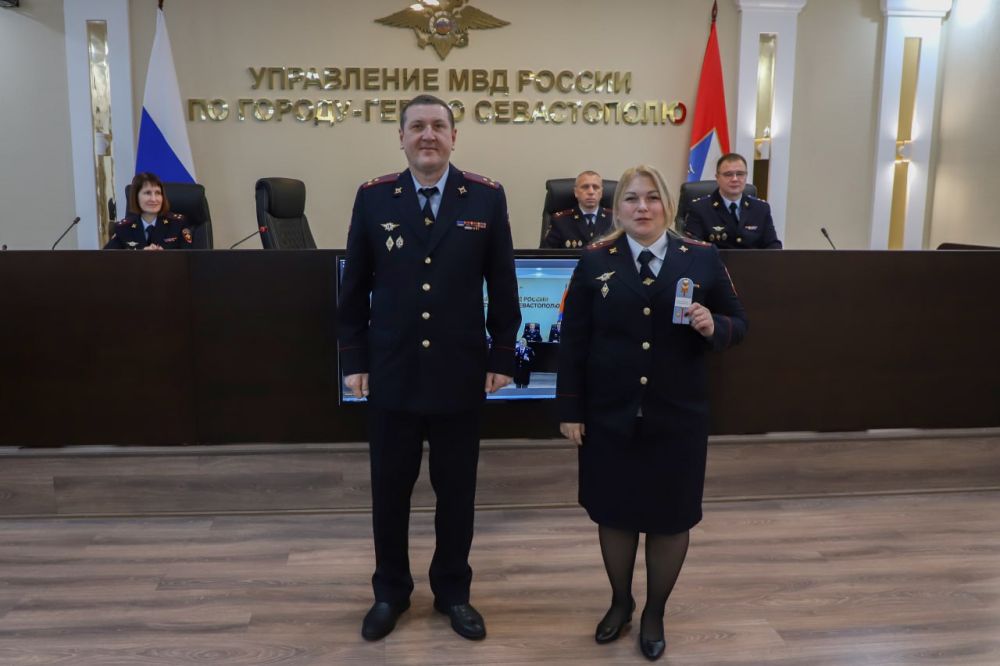 Врио начальника УМВД России по г. Севастополю полковник внутренней службы Руслан Камалетдинов вручил новые погоны сотрудникам ОВД, а также поздравил Управление наркоконтроля с профессиональным праздником Врио начальника УМВД России по г. Севастополю полковник внутренней службы Руслан Камалетдинов вручил новые погоны сотрудникам ОВД, а также поздравил Управление наркоконтроля с профессиональным праздником