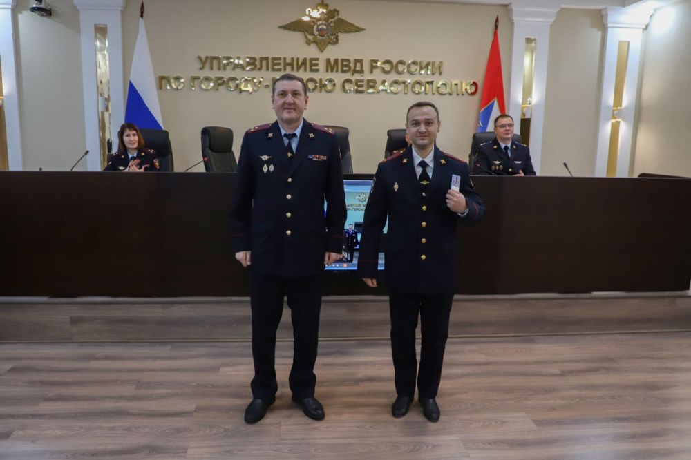 Врио начальника УМВД России по г. Севастополю полковник внутренней службы Руслан Камалетдинов вручил новые погоны сотрудникам ОВД, а также поздравил Управление наркоконтроля с профессиональным праздником Врио начальника УМВД России по г. Севастополю полковник внутренней службы Руслан Камалетдинов вручил новые погоны сотрудникам ОВД, а также поздравил Управление наркоконтроля с профессиональным праздником