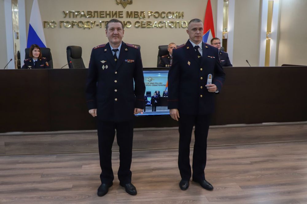 Врио начальника УМВД России по г. Севастополю полковник внутренней службы Руслан Камалетдинов вручил новые погоны сотрудникам ОВД, а также поздравил Управление наркоконтроля с профессиональным праздником Врио начальника УМВД России по г. Севастополю полковник внутренней службы Руслан Камалетдинов вручил новые погоны сотрудникам ОВД, а также поздравил Управление наркоконтроля с профессиональным праздником