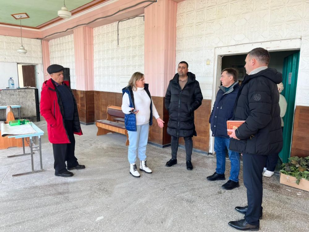 Юрий Гоцанюк: В селе Новониколаевка рассмотрим возможность замены аварийного козырька над крыльцом при входе в ДК, а также заменим прогнившие деревянные двери запасного выхода со сцены Юрий Гоцанюк: В селе Новониколаевка рассмотрим возможность замены аварийного козырька над крыльцом при входе в ДК, а также заменим прогнившие деревянные двери запасного выхода со сцены