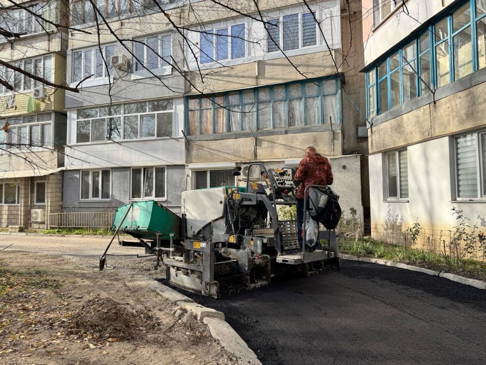 Дмитрий Скобликов: Асфальт во дворах. Сегодня выехал на улицу Фрунзе, д.56 посмотреть как идет асфальтирование межквартального проезда Дмитрий Скобликов: Асфальт во дворах. Сегодня выехал на улицу Фрунзе, д.56 посмотреть как идет асфальтирование межквартального проезда
