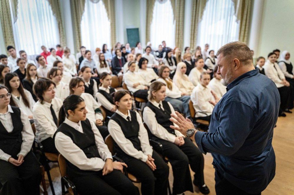Встреча с героем СВО. 5 декабря 2024 года в Романовском колледже индустрии гостеприимства состоялась особенная встреча, приуроченная ко Дню Героев Отечества. Студенты колледжа имели уникальную возможность пообщаться с... Встреча с героем СВО. 5 декабря 2024 года в Романовском колледже индустрии гостеприимства состоялась особенная встреча, приуроченная ко Дню Героев Отечества. Студенты колледжа имели уникальную возможность пообщаться с...
