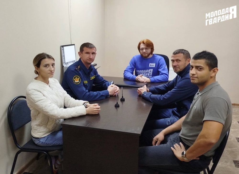 Руководитель «Молодой Гвардии» города Джанкой Андрей Дмитриев провел встречу с представителями Русской общины Крыма, Молодежного совета города Джанкой, а также инспекторами филиала по Джанкойскому району ФКУ УИИ УФСИН России... Руководитель «Молодой Гвардии» города Джанкой Андрей Дмитриев провел встречу с представителями Русской общины Крыма, Молодежного совета города Джанкой, а также инспекторами филиала по Джанкойскому району ФКУ УИИ УФСИН России...