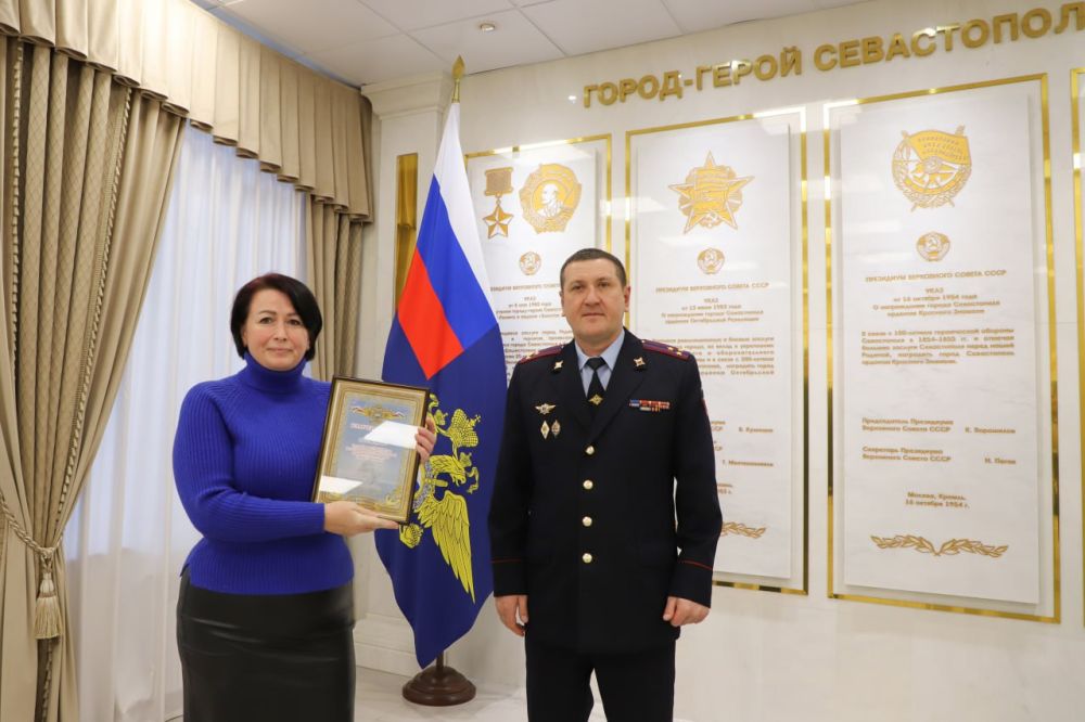 Врио начальника УМВД России по г. Севастополю полковник внутренней службы Руслан Камалетдинов вручил благодарности волонтерам за содействие в поиске без вести пропавших Врио начальника УМВД России по г. Севастополю полковник внутренней службы Руслан Камалетдинов вручил благодарности волонтерам за содействие в поиске без вести пропавших