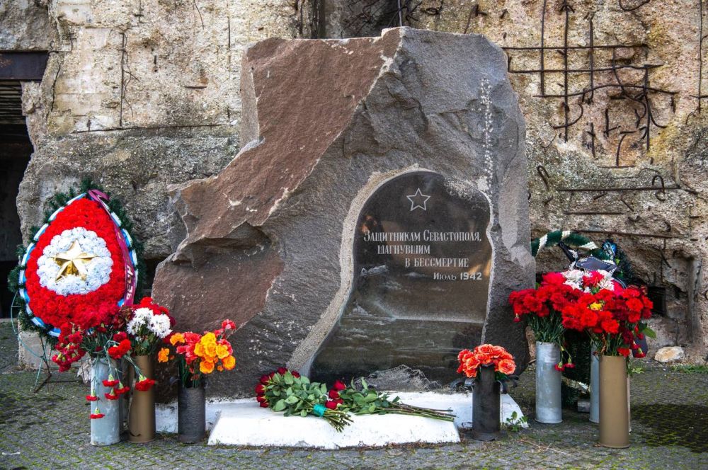В День Героев Отечества в музейном историко-мемориальном комплексе «35-я береговая бронебашенная батарея» Михаил Развожаев возложил цветы к памятному знаку «Защитникам Севастополя, шагнувшим в бессмертие», и почтил память... В День Героев Отечества в музейном историко-мемориальном комплексе «35-я береговая бронебашенная батарея» Михаил Развожаев возложил цветы к памятному знаку «Защитникам Севастополя, шагнувшим в бессмертие», и почтил память...