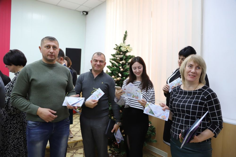 Анжелика Ястребова: Муниципальные служащие и руководители организаций Бахчисарайского района примеряют на себя роль новогодних волшебников Анжелика Ястребова: Муниципальные служащие и руководители организаций Бахчисарайского района примеряют на себя роль новогодних волшебников