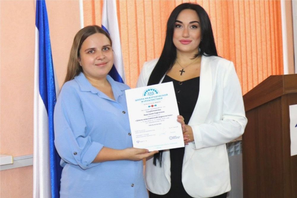 В Госкомнаце Крыма состоялась церемония вручения сертификатов выпускникам Школы межэтнической журналистики В Госкомнаце Крыма состоялась церемония вручения сертификатов выпускникам Школы межэтнической журналистики