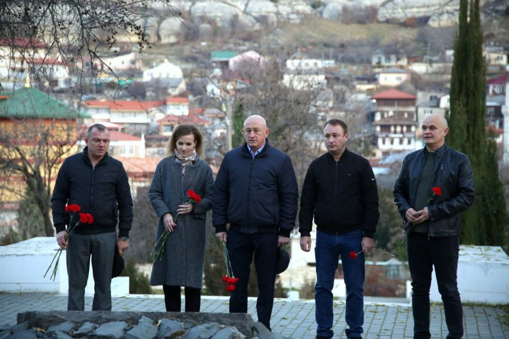 Дорогие бахчисарайцы!. Поздравляем вас с Днем Героев Отечества! Дорогие бахчисарайцы!. Поздравляем вас с Днем Героев Отечества!
