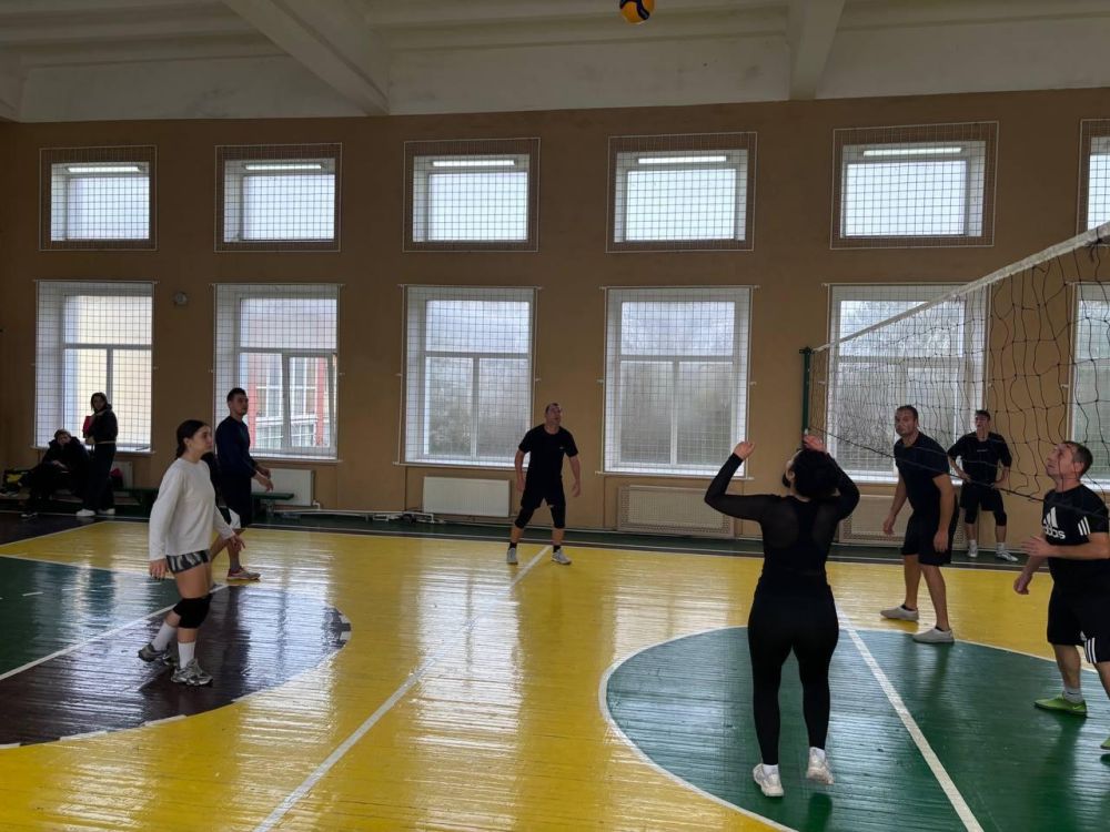Спортивные выходные. 7 декабря на базе Межводненской средней школы им. А. Гайдукова прошел муниципальный турнир по волейболу среди команд микст администраций сельских поселений Черноморского района. Спортивное мероприятие... Спортивные выходные. 7 декабря на базе Межводненской средней школы им. А. Гайдукова прошел муниципальный турнир по волейболу среди команд микст администраций сельских поселений Черноморского района. Спортивное мероприятие...