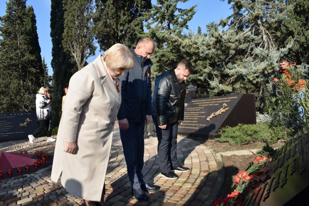 Галина Огнёва: В этот день, наполненный гордостью за подвиг наших алуштинцев, но также и горечью утраты, совместно с депутатами, представителями общественных организаций, семьями погибших воинов и участниками СВО, а также... Галина Огнёва: В этот день, наполненный гордостью за подвиг наших алуштинцев, но также и горечью утраты, совместно с депутатами, представителями общественных организаций, семьями погибших воинов и участниками СВО, а также...