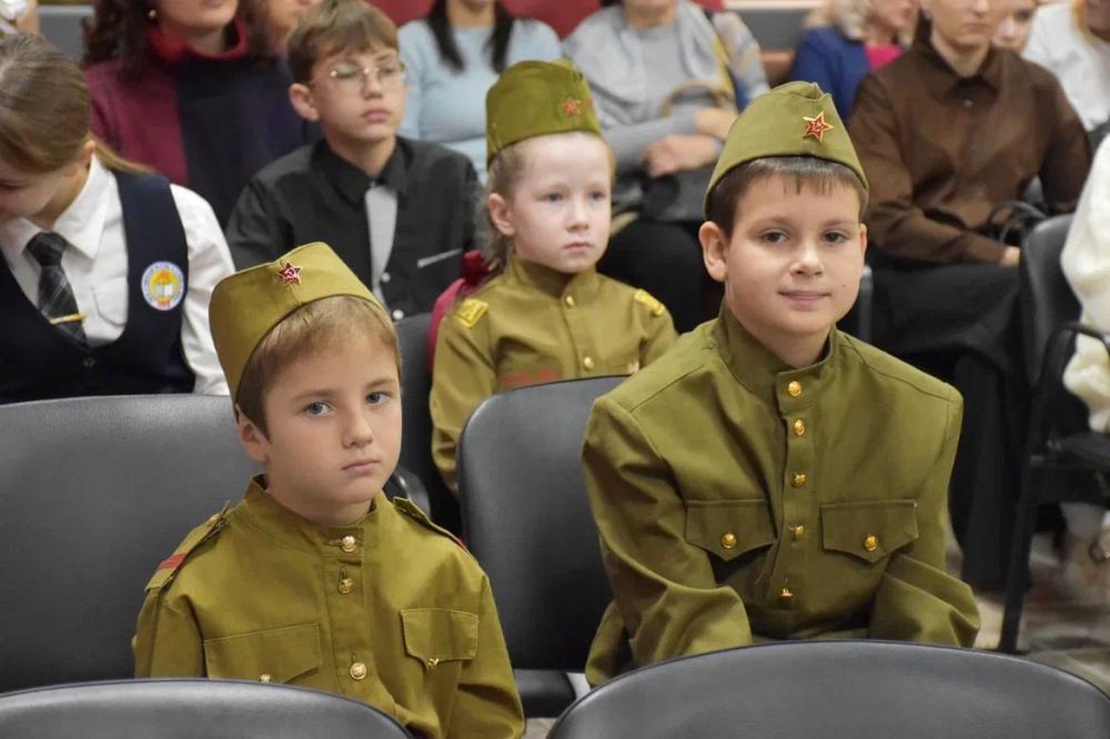 Центр военно-патриотического воспитания учащейся молодежи провел конкурс чтецов «Героями не рождаются-героями становятся!» Центр военно-патриотического воспитания учащейся молодежи провел конкурс чтецов «Героями не рождаются-героями становятся!»