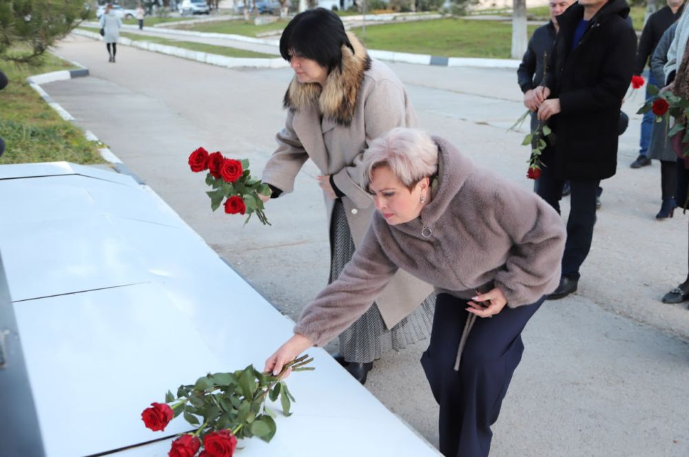Ольга Урайкина: Сегодня в день Героя Отечества у мемориала "Наши Герои" в Бахчисарае совместно с руководителями района и города возложили цветы и почтили память погибших минутой молчания Ольга Урайкина: Сегодня в день Героя Отечества у мемориала "Наши Герои" в Бахчисарае совместно с руководителями района и города возложили цветы и почтили память погибших минутой молчания