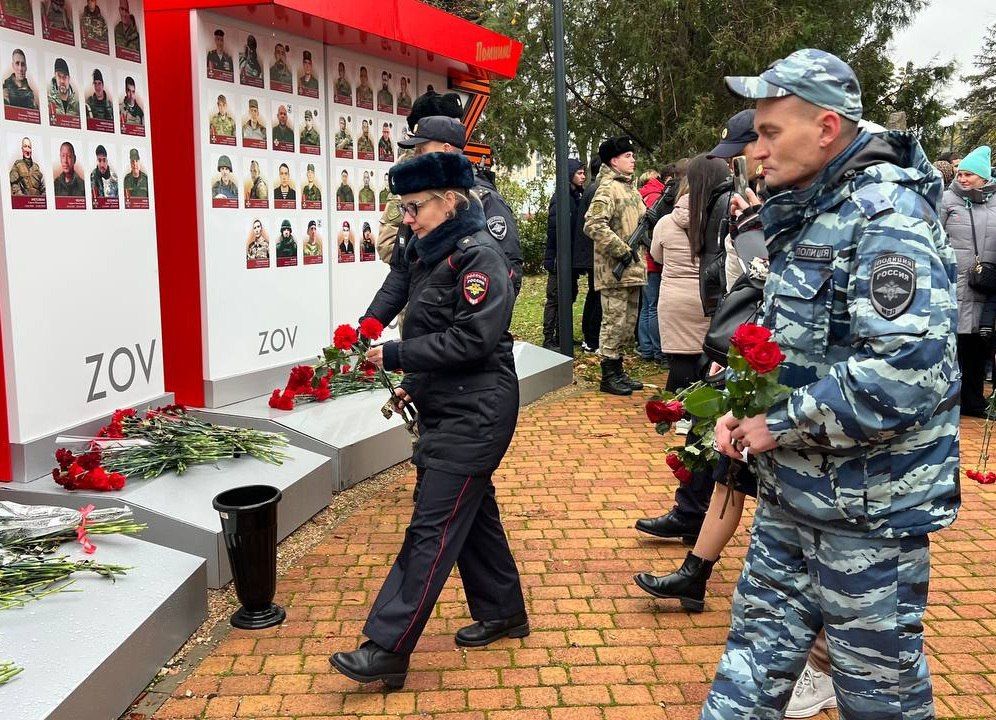 Керченские полицейские приняли участие в открытии стенда-мемориала памяти участникам СВО Керченские полицейские приняли участие в открытии стенда-мемориала памяти участникам СВО