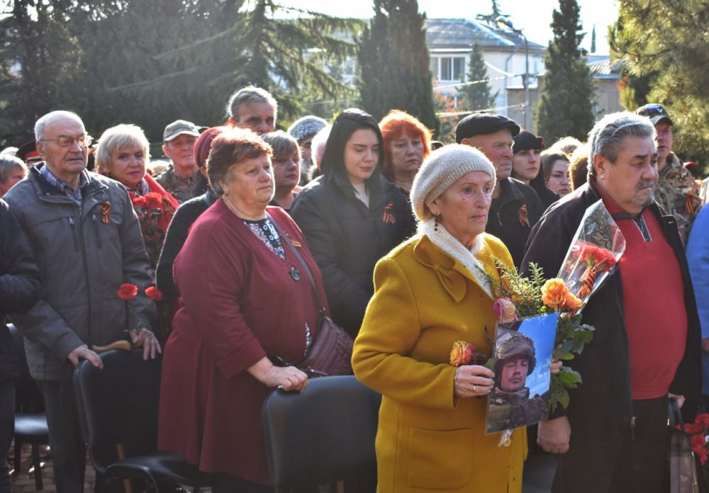 Галина Огнёва: В этот день, наполненный гордостью за подвиг наших алуштинцев, но также и горечью утраты, совместно с депутатами, представителями общественных организаций, семьями погибших воинов и участниками СВО, а также... Галина Огнёва: В этот день, наполненный гордостью за подвиг наших алуштинцев, но также и горечью утраты, совместно с депутатами, представителями общественных организаций, семьями погибших воинов и участниками СВО, а также...