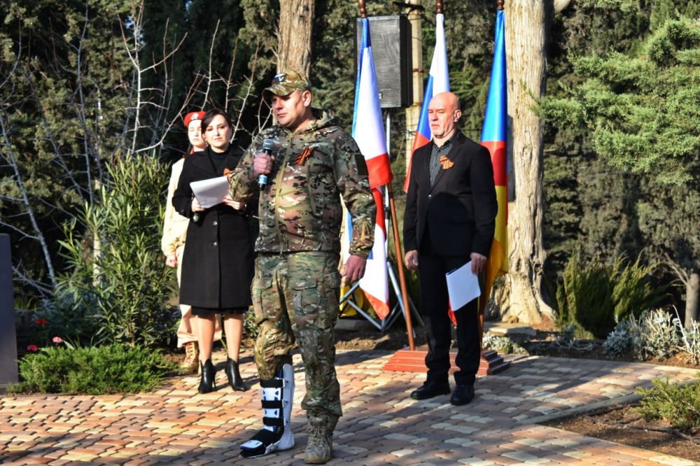 Галина Огнёва: В этот день, наполненный гордостью за подвиг наших алуштинцев, но также и горечью утраты, совместно с депутатами, представителями общественных организаций, семьями погибших воинов и участниками СВО, а также... Галина Огнёва: В этот день, наполненный гордостью за подвиг наших алуштинцев, но также и горечью утраты, совместно с депутатами, представителями общественных организаций, семьями погибших воинов и участниками СВО, а также...