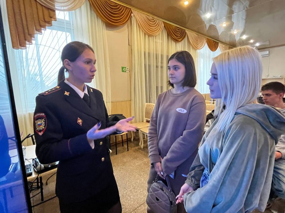 В Севастополе сотрудники полицейского наркоконтроля провели антинаркотическую беседу со студентами колледжа В Севастополе сотрудники полицейского наркоконтроля провели антинаркотическую беседу со студентами колледжа