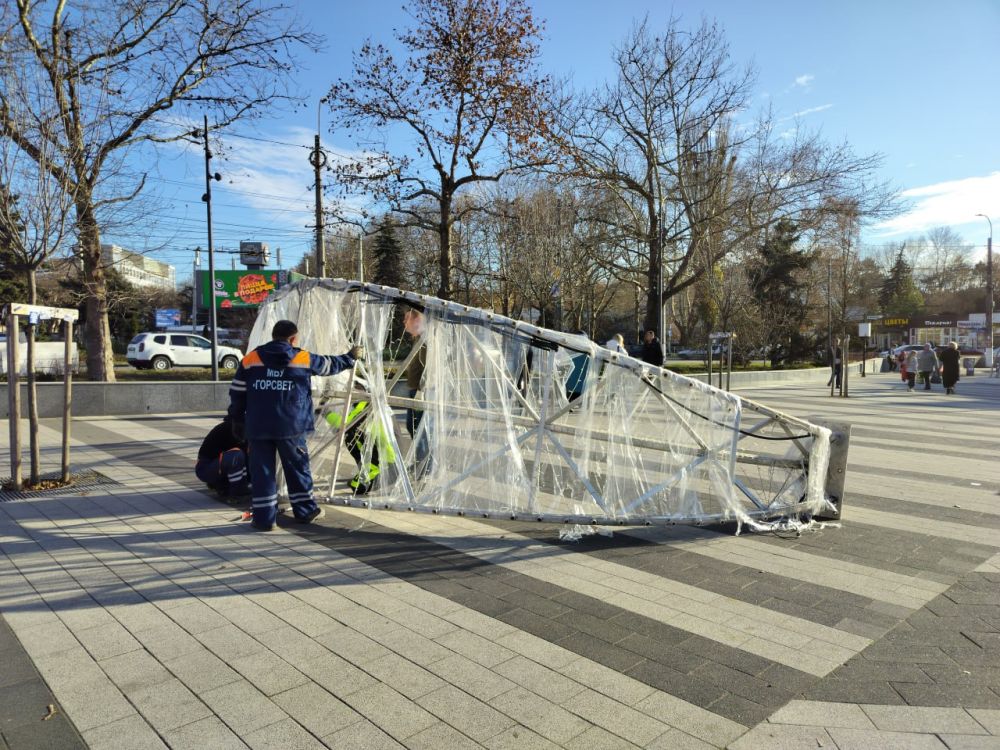 В Симферополе площадь Куйбышева начали украшать к Новому году В Симферополе площадь Куйбышева начали украшать к Новому году