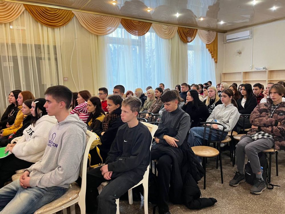 В Севастополе сотрудники полицейского наркоконтроля провели антинаркотическую беседу со студентами колледжа В Севастополе сотрудники полицейского наркоконтроля провели антинаркотическую беседу со студентами колледжа