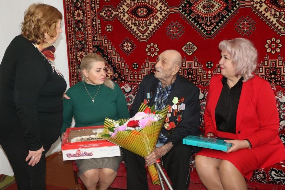 Сегодня в День Героев Отечества принимал поздравление участник боевых действий Великой Отечественной войны 1941-1945 гг., проживающий в селе Долинка, Иван Прокопьевич Зайдель Сегодня в День Героев Отечества принимал поздравление участник боевых действий Великой Отечественной войны 1941-1945 гг., проживающий в селе Долинка, Иван Прокопьевич Зайдель