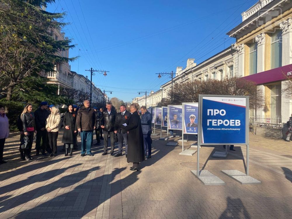 Фотовыставка «Про Героев» открылась в центре Симферополя Фотовыставка «Про Героев» открылась в центре Симферополя