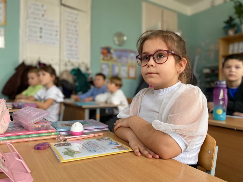 Сегодня во всех школах и учреждениях СПО Крыма прошли внеурочные занятия Разговоры о Важном на тему: «День Героев Отечества» Сегодня во всех школах и учреждениях СПО Крыма прошли внеурочные занятия Разговоры о Важном на тему: «День Героев Отечества»