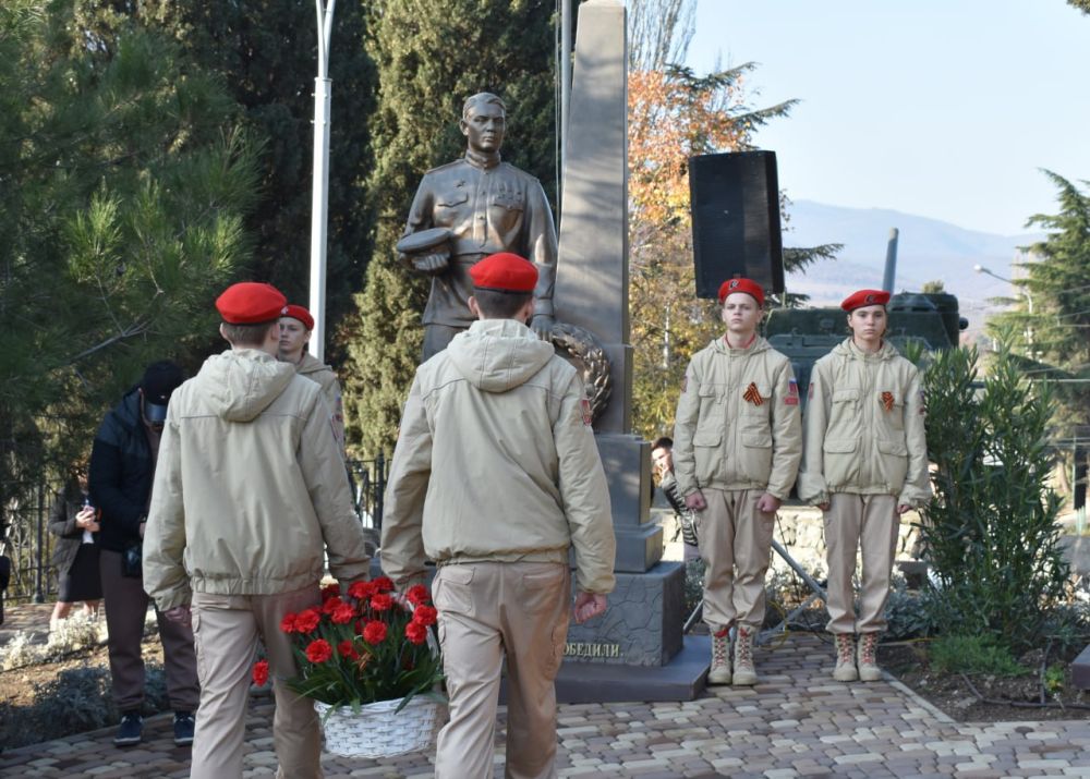 Галина Огнёва: В этот день, наполненный гордостью за подвиг наших алуштинцев, но также и горечью утраты, совместно с депутатами, представителями общественных организаций, семьями погибших воинов и участниками СВО, а также... Галина Огнёва: В этот день, наполненный гордостью за подвиг наших алуштинцев, но также и горечью утраты, совместно с депутатами, представителями общественных организаций, семьями погибших воинов и участниками СВО, а также...