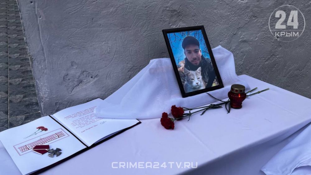 Мемориальную доску в честь бойца СВО Даниила Бердникова открыли на фасаде школы N28 в Керчи Мемориальную доску в честь бойца СВО Даниила Бердникова открыли на фасаде школы N28 в Керчи