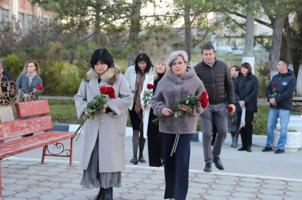Ольга Урайкина: Сегодня в день Героя Отечества у мемориала "Наши Герои" в Бахчисарае совместно с руководителями района и города возложили цветы и почтили память погибших минутой молчания Ольга Урайкина: Сегодня в день Героя Отечества у мемориала "Наши Герои" в Бахчисарае совместно с руководителями района и города возложили цветы и почтили память погибших минутой молчания