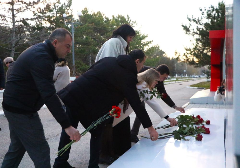 Ольга Урайкина: Сегодня в день Героя Отечества у мемориала "Наши Герои" в Бахчисарае совместно с руководителями района и города возложили цветы и почтили память погибших минутой молчания Ольга Урайкина: Сегодня в день Героя Отечества у мемориала "Наши Герои" в Бахчисарае совместно с руководителями района и города возложили цветы и почтили память погибших минутой молчания