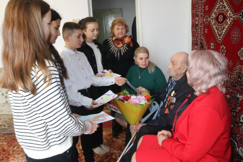 Сегодня в День Героев Отечества принимал поздравление участник боевых действий Великой Отечественной войны 1941-1945 гг., проживающий в селе Долинка, Иван Прокопьевич Зайдель Сегодня в День Героев Отечества принимал поздравление участник боевых действий Великой Отечественной войны 1941-1945 гг., проживающий в селе Долинка, Иван Прокопьевич Зайдель