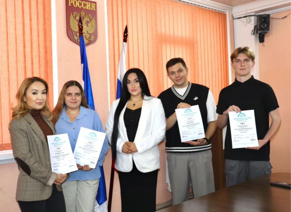 В Госкомнаце Крыма состоялась церемония вручения сертификатов выпускникам Школы межэтнической журналистики В Госкомнаце Крыма состоялась церемония вручения сертификатов выпускникам Школы межэтнической журналистики