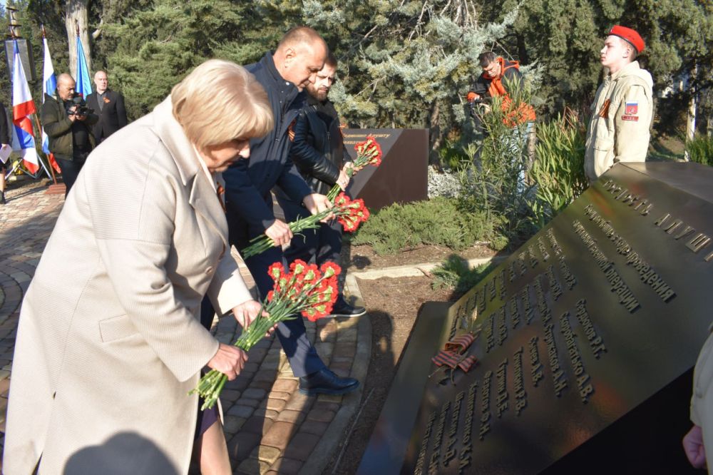 Галина Огнёва: В этот день, наполненный гордостью за подвиг наших алуштинцев, но также и горечью утраты, совместно с депутатами, представителями общественных организаций, семьями погибших воинов и участниками СВО, а также... Галина Огнёва: В этот день, наполненный гордостью за подвиг наших алуштинцев, но также и горечью утраты, совместно с депутатами, представителями общественных организаций, семьями погибших воинов и участниками СВО, а также...