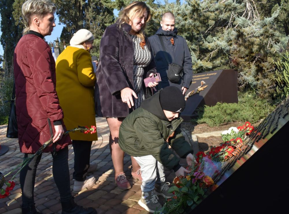 Галина Огнёва: В этот день, наполненный гордостью за подвиг наших алуштинцев, но также и горечью утраты, совместно с депутатами, представителями общественных организаций, семьями погибших воинов и участниками СВО, а также... Галина Огнёва: В этот день, наполненный гордостью за подвиг наших алуштинцев, но также и горечью утраты, совместно с депутатами, представителями общественных организаций, семьями погибших воинов и участниками СВО, а также...