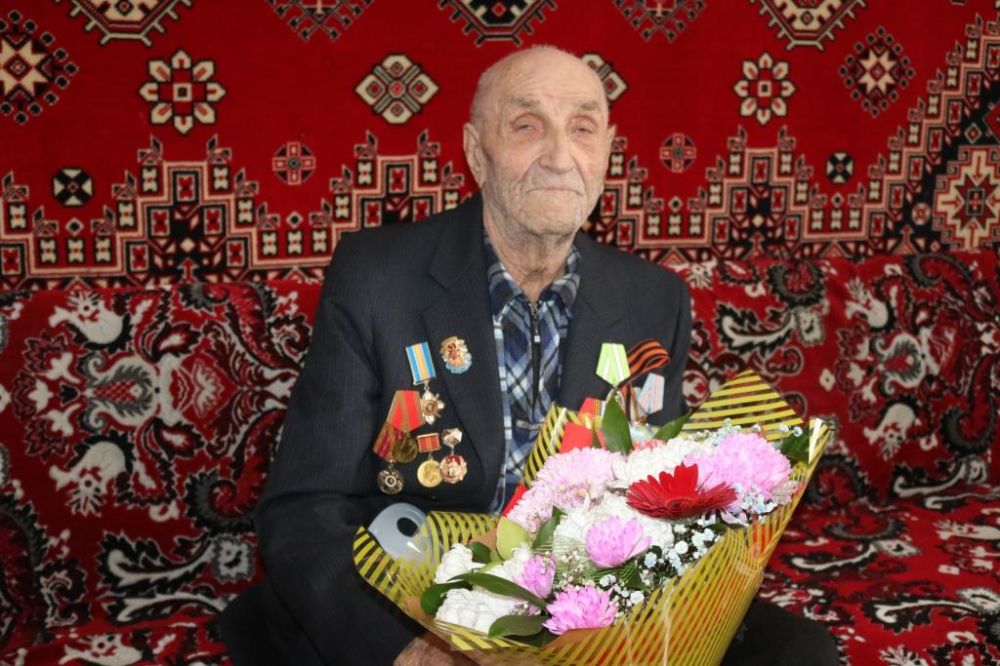 Сегодня в День Героев Отечества принимал поздравление участник боевых действий Великой Отечественной войны 1941-1945 гг., проживающий в селе Долинка, Иван Прокопьевич Зайдель Сегодня в День Героев Отечества принимал поздравление участник боевых действий Великой Отечественной войны 1941-1945 гг., проживающий в селе Долинка, Иван Прокопьевич Зайдель