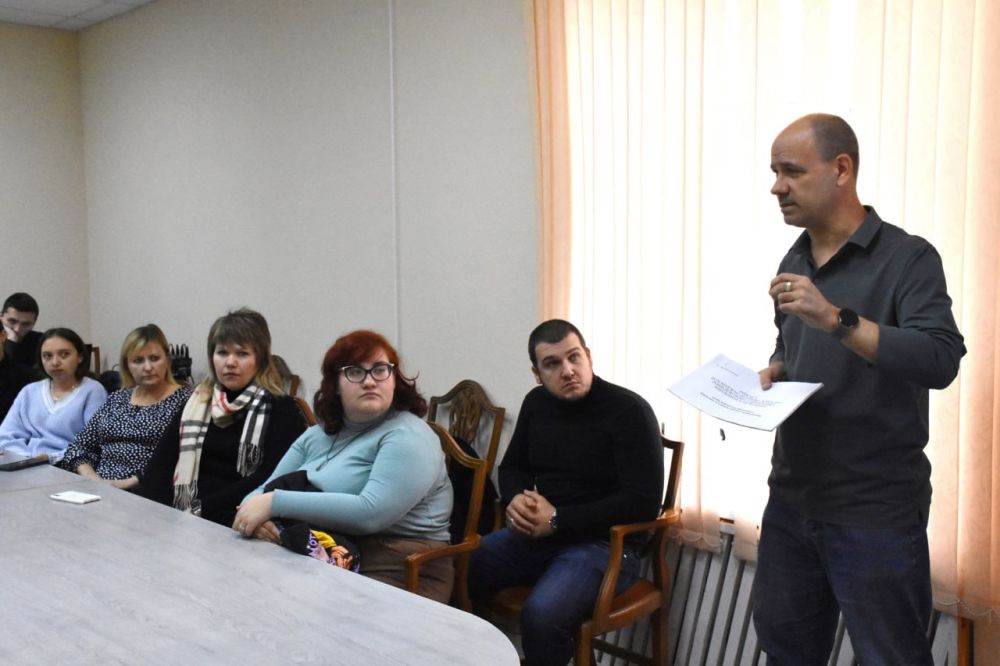 Сотрудникам Минимущества Крыма напомнили о запретах, ограничениях и обязанностях, связанных с прохождением госслужбы Сотрудникам Минимущества Крыма напомнили о запретах, ограничениях и обязанностях, связанных с прохождением госслужбы