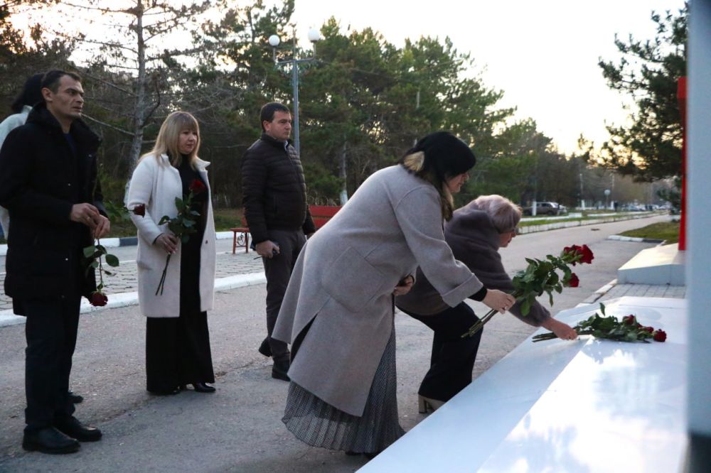 Ольга Урайкина: Сегодня в день Героя Отечества у мемориала "Наши Герои" в Бахчисарае совместно с руководителями района и города возложили цветы и почтили память погибших минутой молчания Ольга Урайкина: Сегодня в день Героя Отечества у мемориала "Наши Герои" в Бахчисарае совместно с руководителями района и города возложили цветы и почтили память погибших минутой молчания