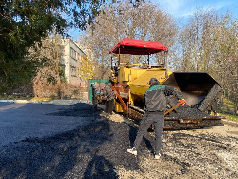 #жкх. Благодаря поддержке Республики Крым Керчи удается решать проблему ремонта внутриквартальных дорог. В этом году в рамках программы "Развитие жилищно-коммунального хозяйства муниципального образования городской округ... #жкх. Благодаря поддержке Республики Крым Керчи удается решать проблему ремонта внутриквартальных дорог. В этом году в рамках программы "Развитие жилищно-коммунального хозяйства муниципального образования городской округ...