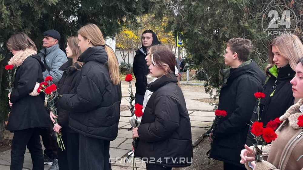 Мемориальную доску в честь бойца СВО Даниила Бердникова открыли на фасаде школы N28 в Керчи Мемориальную доску в честь бойца СВО Даниила Бердникова открыли на фасаде школы N28 в Керчи