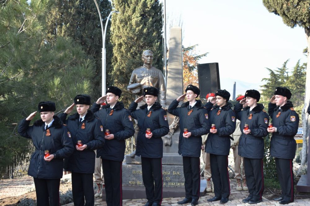 Галина Огнёва: В этот день, наполненный гордостью за подвиг наших алуштинцев, но также и горечью утраты, совместно с депутатами, представителями общественных организаций, семьями погибших воинов и участниками СВО, а также... Галина Огнёва: В этот день, наполненный гордостью за подвиг наших алуштинцев, но также и горечью утраты, совместно с депутатами, представителями общественных организаций, семьями погибших воинов и участниками СВО, а также...