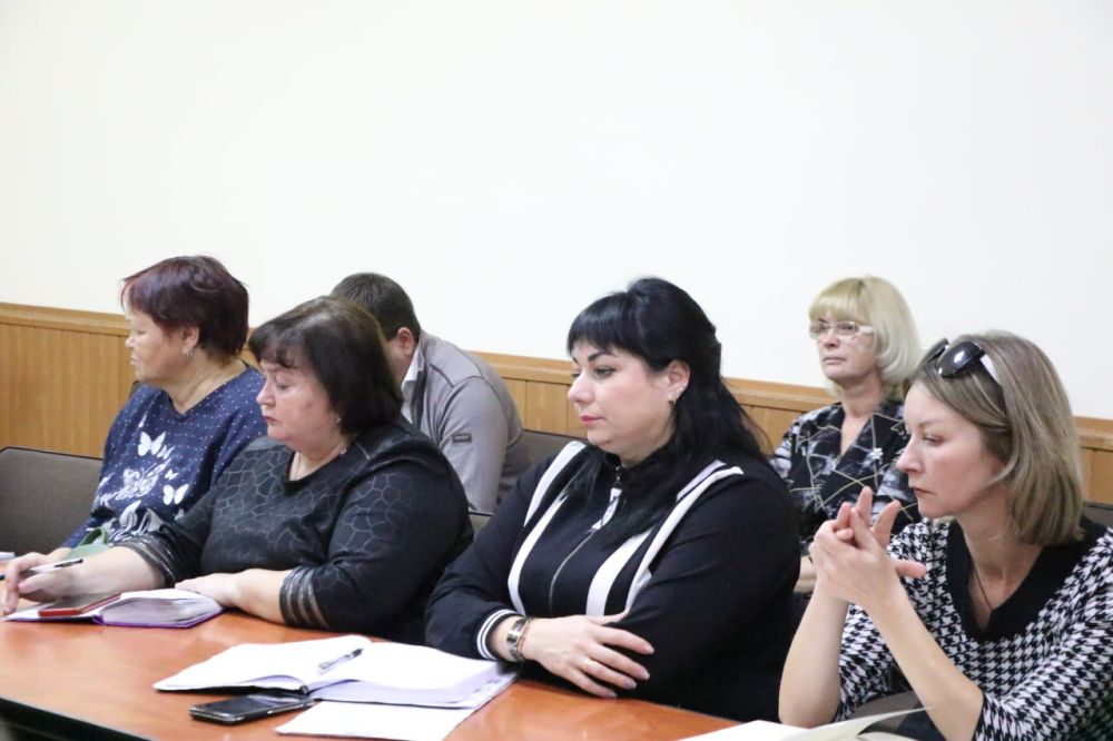 Ольга Урайкина: Совместно с главой администрации Бахчисарайского района Анжеликой Ястребовой в малом зале администрации района провели аппаратное совещание с главами поселений Ольга Урайкина: Совместно с главой администрации Бахчисарайского района Анжеликой Ястребовой в малом зале администрации района провели аппаратное совещание с главами поселений