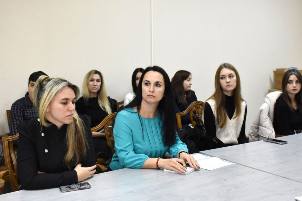 Сотрудникам Минимущества Крыма напомнили о запретах, ограничениях и обязанностях, связанных с прохождением госслужбы Сотрудникам Минимущества Крыма напомнили о запретах, ограничениях и обязанностях, связанных с прохождением госслужбы