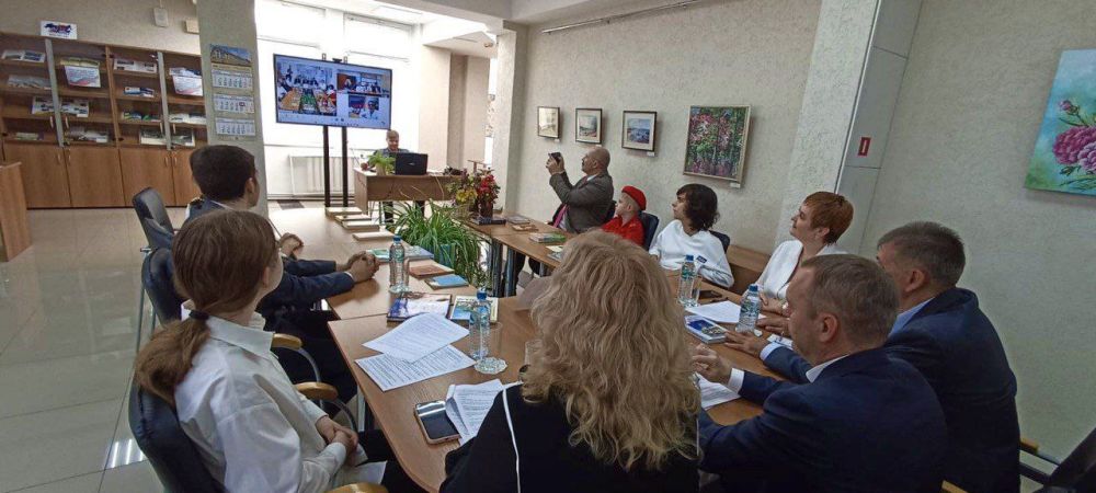 Привет из Симферополя!. Шестой международный телемост под лозунгом «Семья – это мы» прошёл в Республиканской библиотеке имени Франко в Симферополе. Традиционно участниками стали 18 симферопольская школа имени Ивана Богатыря... Привет из Симферополя!. Шестой международный телемост под лозунгом «Семья – это мы» прошёл в Республиканской библиотеке имени Франко в Симферополе. Традиционно участниками стали 18 симферопольская школа имени Ивана Богатыря...