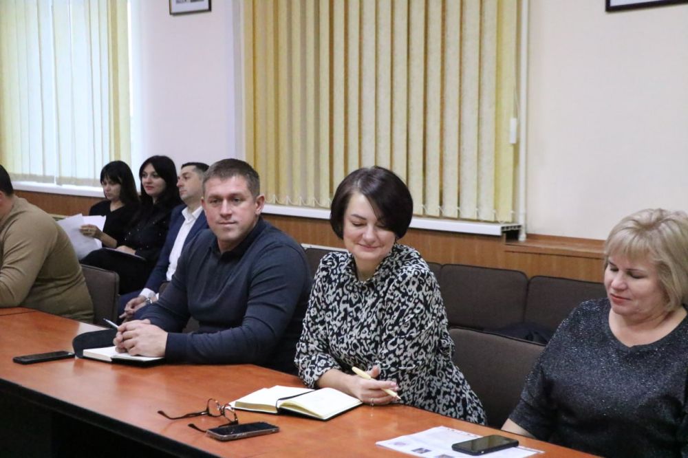 Ольга Урайкина: Совместно с главой администрации Бахчисарайского района Анжеликой Ястребовой в малом зале администрации района провели аппаратное совещание с главами поселений Ольга Урайкина: Совместно с главой администрации Бахчисарайского района Анжеликой Ястребовой в малом зале администрации района провели аппаратное совещание с главами поселений