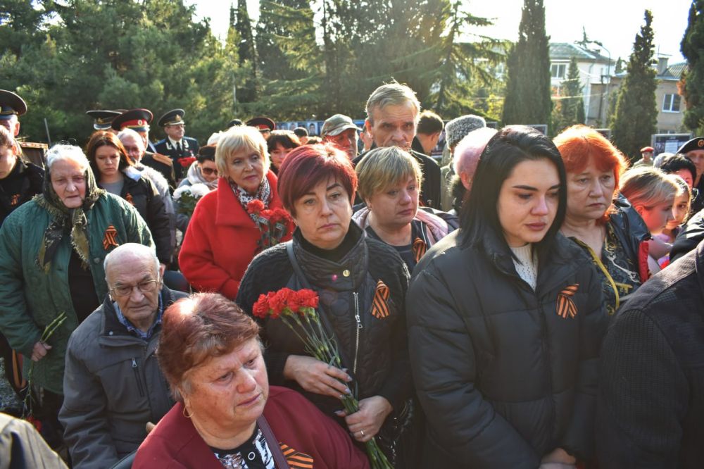 Галина Огнёва: В этот день, наполненный гордостью за подвиг наших алуштинцев, но также и горечью утраты, совместно с депутатами, представителями общественных организаций, семьями погибших воинов и участниками СВО, а также... Галина Огнёва: В этот день, наполненный гордостью за подвиг наших алуштинцев, но также и горечью утраты, совместно с депутатами, представителями общественных организаций, семьями погибших воинов и участниками СВО, а также...