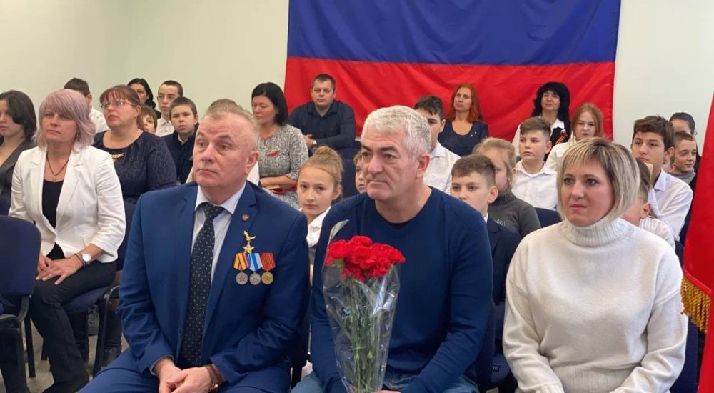 Игорь Кастюкевич: Вадимской школе Херсонской области в День героев Отечества по проекту «Единой России» открыли две «Парты Героя» Игорь Кастюкевич: Вадимской школе Херсонской области в День героев Отечества по проекту «Единой России» открыли две «Парты Героя»