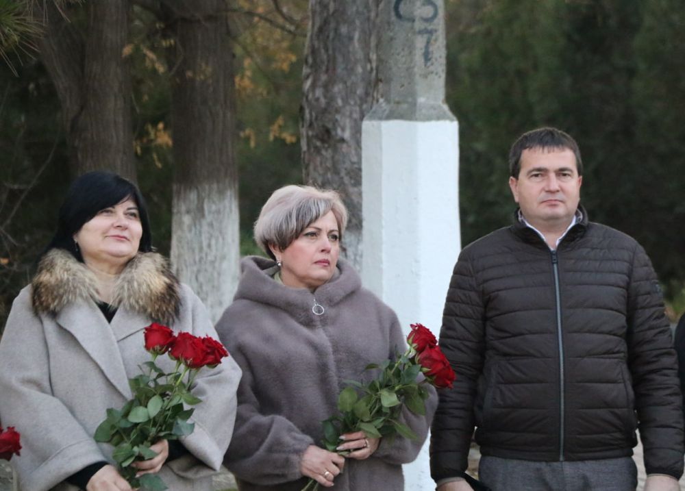 Ольга Урайкина: Сегодня в день Героя Отечества у мемориала "Наши Герои" в Бахчисарае совместно с руководителями района и города возложили цветы и почтили память погибших минутой молчания Ольга Урайкина: Сегодня в день Героя Отечества у мемориала "Наши Герои" в Бахчисарае совместно с руководителями района и города возложили цветы и почтили память погибших минутой молчания