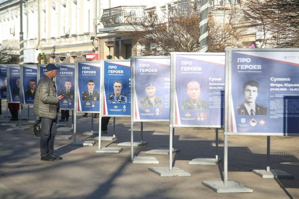 Альберт Куршутов: Сегодня в центре Симферополя открыли фотовыставку «Про Героев», приуроченную ко Дню Героев Отечества Альберт Куршутов: Сегодня в центре Симферополя открыли фотовыставку «Про Героев», приуроченную ко Дню Героев Отечества