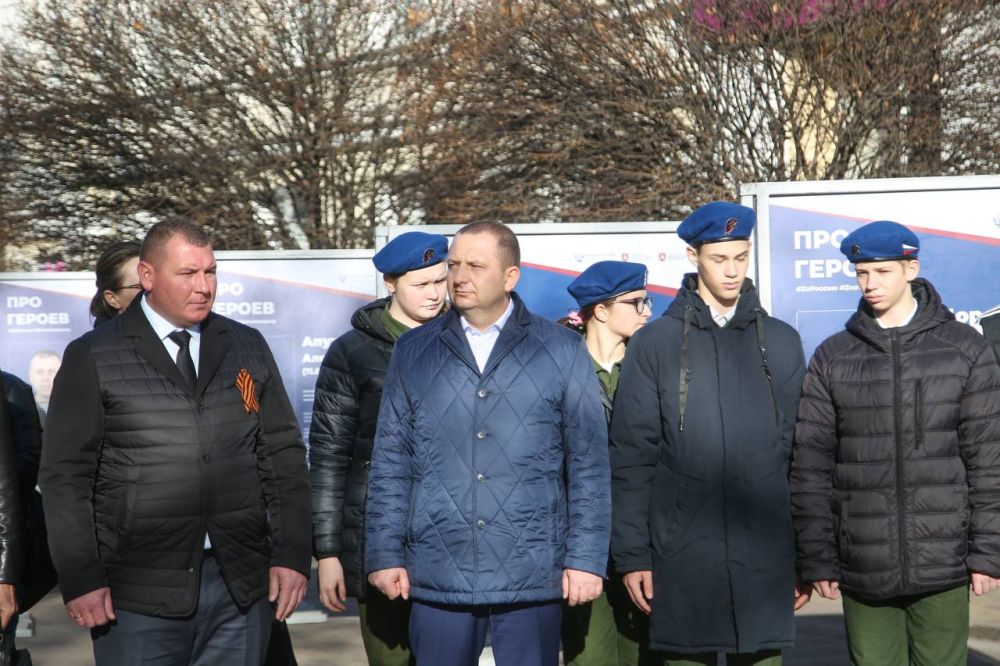 Альберт Куршутов: Сегодня в центре Симферополя открыли фотовыставку «Про Героев», приуроченную ко Дню Героев Отечества Альберт Куршутов: Сегодня в центре Симферополя открыли фотовыставку «Про Героев», приуроченную ко Дню Героев Отечества